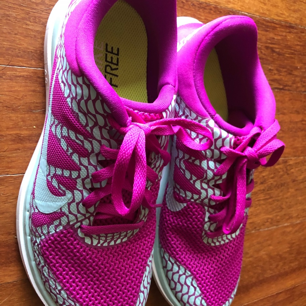 NEW Women’s Nike Free 4.0 sneakers size 9